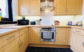 Beautiful & Spacious 2-Bed Flat In City Centre With Free Parking
